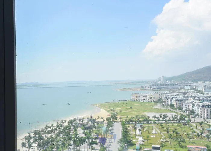 A La Carte Beachfront Condotel * Ha Long